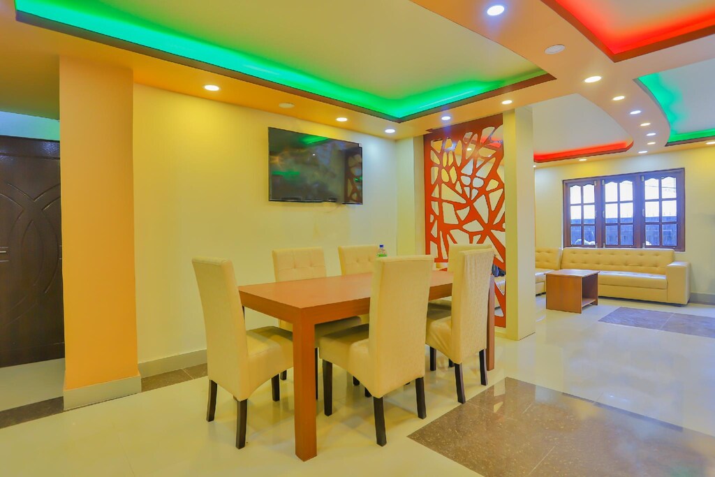 Hotel Trimurti bathroom and amenities